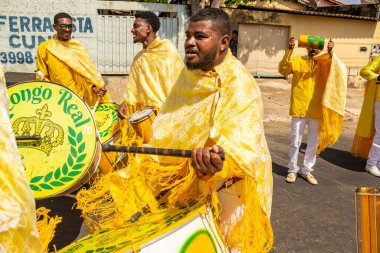 Bazı şenlikler sarı giyinmiş, Goiania 'daki Kongadas sırasında perküsyon enstrümanları çalıyorlar, bir Afro-Brezilya kültürel ve dini dışavurumu..