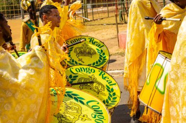 Bazı şenlikler sarı giyinmiş, Goiania 'daki Kongadas sırasında perküsyon enstrümanları çalıyorlar, bir Afro-Brezilya kültürel ve dini dışavurumu..