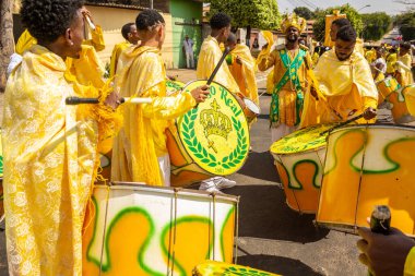 Bazı şenlikler sarı giyinmiş, Goiania 'daki Kongadas sırasında perküsyon enstrümanları çalıyorlar, bir Afro-Brezilya kültürel ve dini dışavurumu..