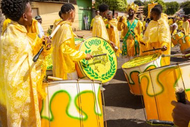 Bazı şenlikler sarı giyinmiş, Goiania 'daki Kongadas sırasında perküsyon enstrümanları çalıyorlar, bir Afro-Brezilya kültürel ve dini dışavurumu..