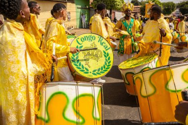 Bazı şenlikler sarı giyinmiş, Goiania 'daki Kongadas sırasında perküsyon enstrümanları çalıyorlar, bir Afro-Brezilya kültürel ve dini dışavurumu..