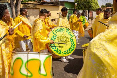 Bazı şenlikler sarı giyinmiş, Goiania 'daki Kongadas sırasında perküsyon enstrümanları çalıyorlar, bir Afro-Brezilya kültürel ve dini dışavurumu..