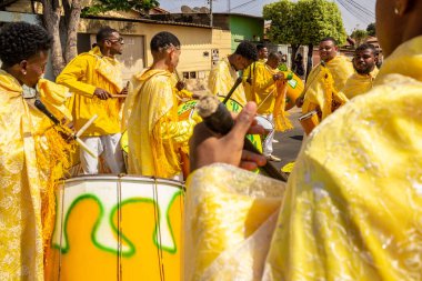 Bazı şenlikler sarı giyinmiş, Goiania 'daki Kongadas sırasında perküsyon enstrümanları çalıyorlar, bir Afro-Brezilya kültürel ve dini dışavurumu..