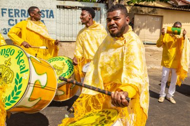 Bazı şenlikler sarı giyinmiş, Goiania 'daki Kongadas sırasında perküsyon enstrümanları çalıyorlar, bir Afro-Brezilya kültürel ve dini dışavurumu..