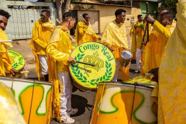 Bazı şenlikler sarı giyinmiş, Goiania 'daki Kongadas sırasında perküsyon enstrümanları çalıyorlar, bir Afro-Brezilya kültürel ve dini dışavurumu..