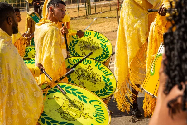 Some Revelers Dressed Yellow Playing Percussion Instruments Congadas Goiania Afro — Stock Photo, Image