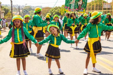 Goiania 'daki Kongadas sırasında yeşil giyinmiş, dans eden bir grup kız, Afrikalı-Brezilyalı kültürel ve dini bir dışavurum..