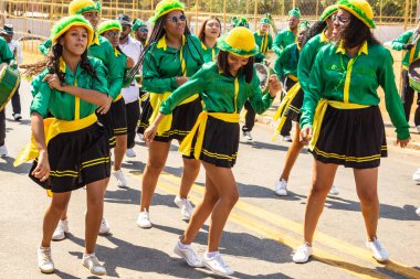 Goiania 'daki Kongadas sırasında yeşil giyinmiş, dans eden bir grup kız, Afrikalı-Brezilyalı kültürel ve dini bir dışavurum..