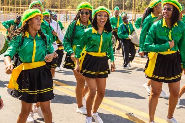 Goiania 'daki Kongadas sırasında yeşil giyinmiş, dans eden bir grup kız, Afrikalı-Brezilyalı kültürel ve dini bir dışavurum..