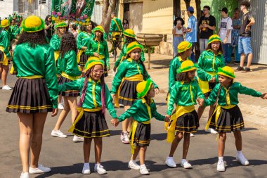Goiania 'daki Kongadas sırasında yeşil giyinmiş, dans eden bir grup kız, Afrikalı-Brezilyalı kültürel ve dini bir dışavurum..