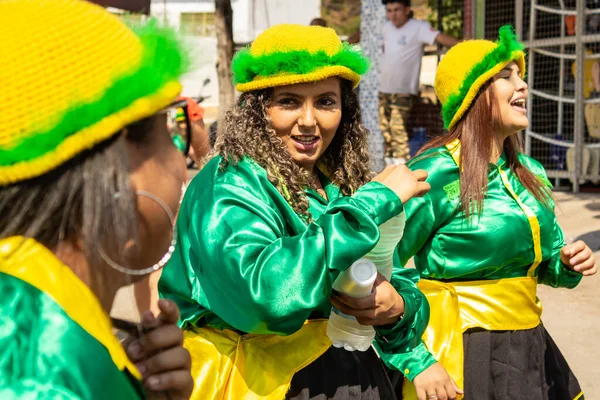 Eine Gruppe Von Mädchen Grünen Kleidern Während Der Congadas Goiania — Stockfoto