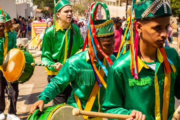 Revelers Green Clothes Dancing Playing Percussion Instruments Congadas Typical Brazilian — Stock Photo, Image