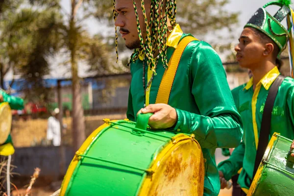 Revelers Green Clothes Dancing Playing Percussion Instruments Congadas Typical Brazilian — Stock Photo, Image