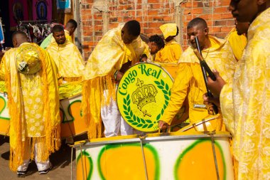 Kongadas şenlikleri başlamadan önce, bazı şenlikler sarı giyinmişti.