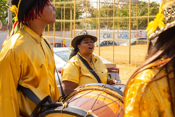 술객들은 노란색 타악기를 연주하고 노래하고 브라질 문화와 종교적 현현인 고니아 — 스톡 사진