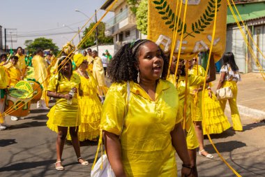 Sarı elbiseli bir grup Goiania 'daki Kongadas sırasında şarkı söyleyip dans ediyor..