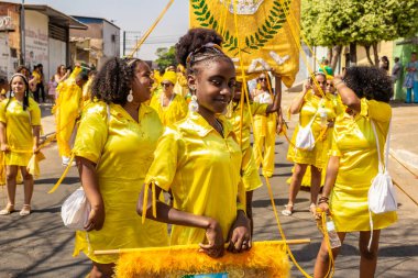 Sarı elbiseli bir grup Goiania 'daki Kongadas sırasında şarkı söyleyip dans ediyor..