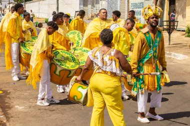 Sarı elbiseli bir grup Goiania 'daki Kongadas sırasında şarkı söyleyip dans ediyor..