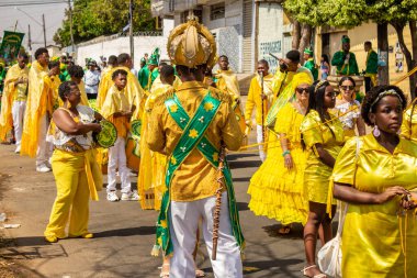 Sarı elbiseli bir grup Goiania 'daki Kongadas sırasında şarkı söyleyip dans ediyor..