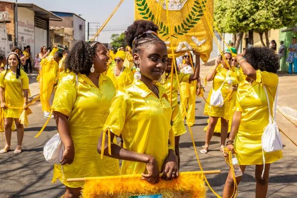 Sarı elbiseli bir grup Goiania 'daki Kongadas sırasında şarkı söyleyip dans ediyor..