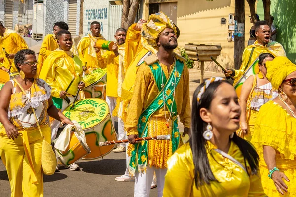 Sarı elbiseli bir grup Goiania 'daki Kongadas sırasında şarkı söyleyip dans ediyor..