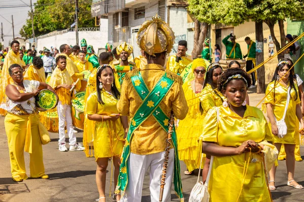 Sarı elbiseli bir grup Goiania 'daki Kongadas sırasında şarkı söyleyip dans ediyor..