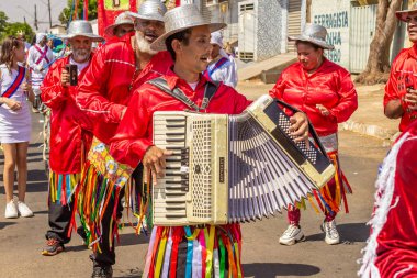 Angola ve Kongo 'nun kabile geleneklerinin unsurlarının yer aldığı dini bir festival olan Kongadas döneminde İberya' nın dini etkisine bağlı olarak kırmızı giyinmiş bir grup şenlik..