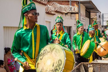 Angola ve Kongo 'nun kabile geleneklerinin unsurlarının yer aldığı ve İberya' nın dinle ilgili etkilerinden etkilenen bir dini festival olan Kongadas sırasında enstrüman çalıp dans eden bir grup şenlikan..