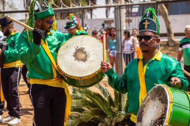 Angola ve Kongo 'nun kabile geleneklerinin unsurlarının yer aldığı ve İberya' nın dinle ilgili etkilerinden etkilenen bir dini festival olan Kongadas sırasında enstrüman çalıp dans eden bir grup şenlikan..