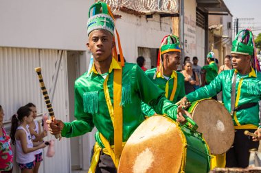 Angola ve Kongo 'nun kabile geleneklerinin unsurlarının yer aldığı ve İberya' nın dinle ilgili etkilerinden etkilenen bir dini festival olan Kongadas sırasında enstrüman çalıp dans eden bir grup şenlikan..