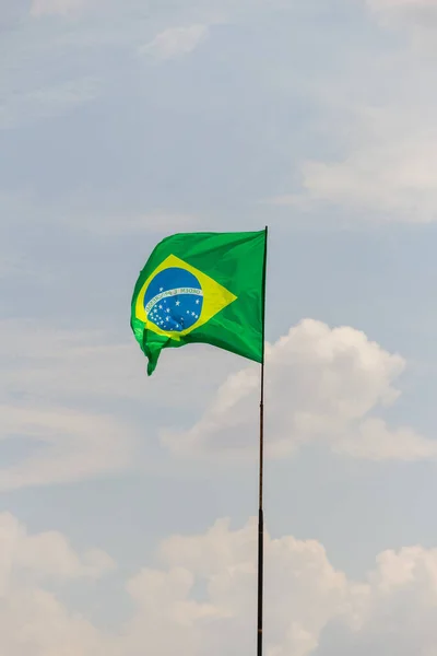 Bandera Brasil Ondeando Ondeando Viento Con Cielo Nublado Fondo — Foto de Stock