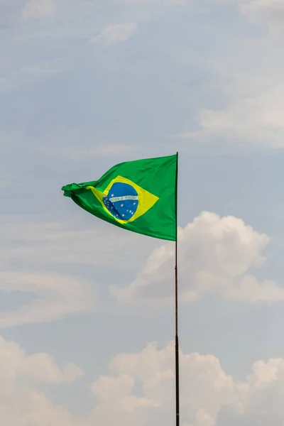 Бразильський Прапор Літає Пурхає Вітром Хмарним Небом Задньому Плані — стокове фото
