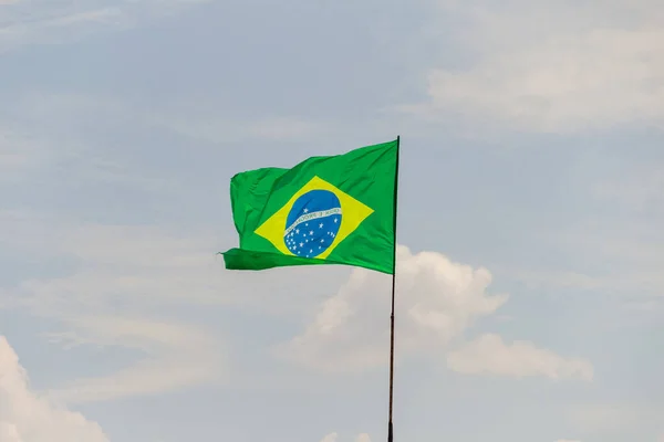 Флаг Бразилии Летит Трепещет Ветру Облачным Небом Заднем Плане — стоковое фото