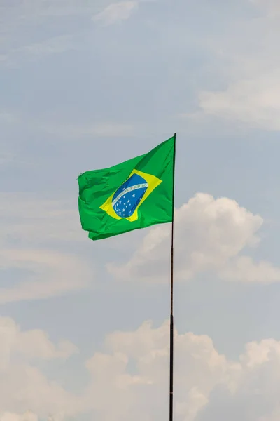 Bandeira Brasil Voando Balançando Vento Com Céu Nublado Fundo — Fotografia de Stock