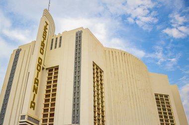 Goiania şehrindeki Teatro Goiania 'nın ayrıntıları. Arka planda bulutlar olan mavi gökyüzü..