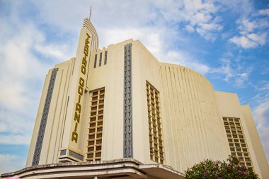 Goiania şehrindeki Teatro Goiania 'nın ayrıntıları. Arka planda bulutlar olan mavi gökyüzü..