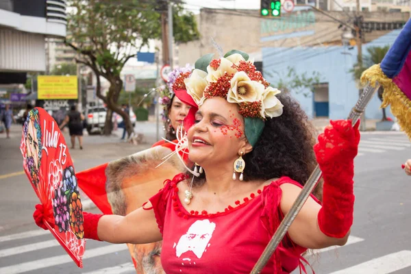Una Mujer Vestida Rojo Bailando Calle Foto Tomada Durante Una — Foto de Stock