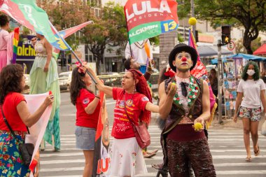 Palyaço gibi giyinmiş genç bir adam, puantiyeli jonglörlük yapıyor, Brezilya başkanlığı için Lula 'nın lehine bir performans sergiliyor..