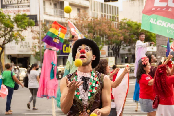 Jovem Vestido Palhaço Fazendo Malabarismo Com Bolinhas Durante Uma Apresentação — Fotografia de Stock