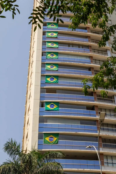 窗户上有几面巴西国旗的住宅建筑 — 图库照片