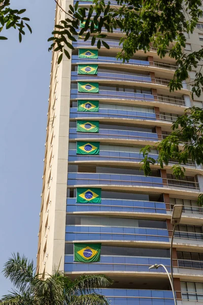 Egy Lakóépület Több Brazil Zászlóval Ablakban — Stock Fotó