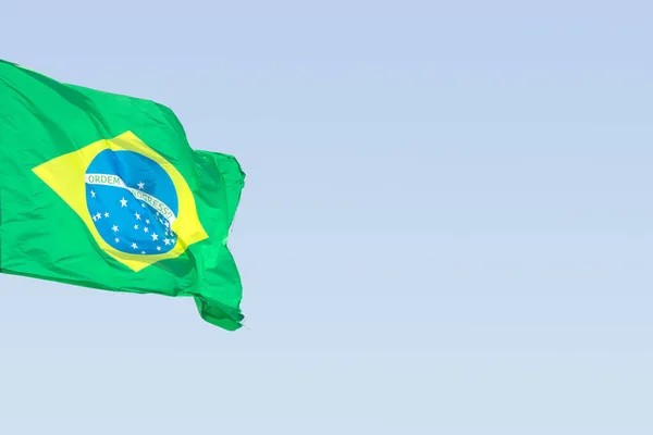 Detalle Una Bandera Brasileña Ondeando Viento Con Cielo Fondo — Foto de Stock