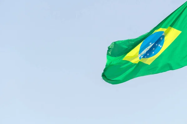 Деталь Бразильского Флага Машущего Ветру Небом Заднем Плане — стоковое фото