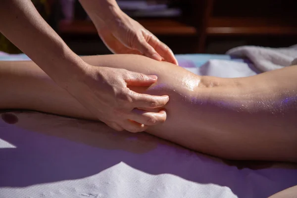 Terapeuta Massageando Pernas Paciente Que Está Deitado Uma Maca — Fotografia de Stock