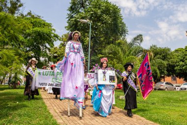 Bir grup kadın oy vermenin önemine dair farkındalık yaratmak için pankart ve pankart taşıyor. Gösteri Goiania 'daki Gül Gölü Parkı' nda yapıldı..