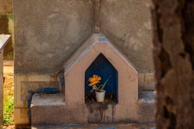 Mezarlıkta içinde bir vazo çiçek olan bir mezarın ayrıntıları. Aparecida de Goiania 'daki bir mezarlıkta..