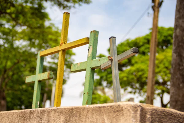 Algumas Cruzes Sobre Sepulturas Com Cemitério Borrado Fundo Cemitério Cidade — Fotografia de Stock