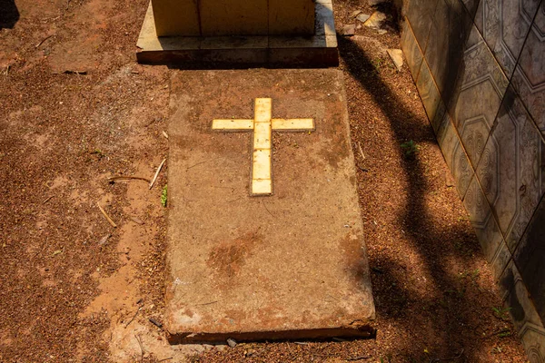 콘크리트 무덤에는 십자가가 새겨져 Aparecida Goiania — 스톡 사진