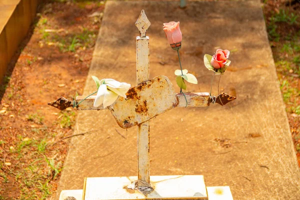 Una Croce Con Fiori Sopra Una Tomba Cemento Nel Cimitero — Foto Stock