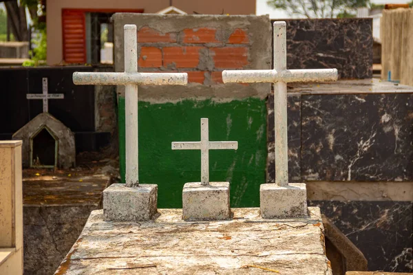 Alcune Croci Sulle Tombe Con Cimitero Sfocato Sullo Sfondo Cimitero — Foto Stock